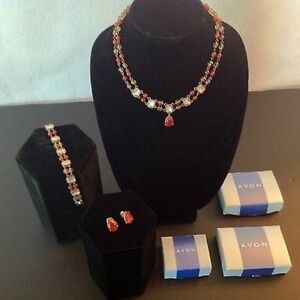 Avon NR Vintage Beaded Necklace Bracelet Earrings 3 Piece Set